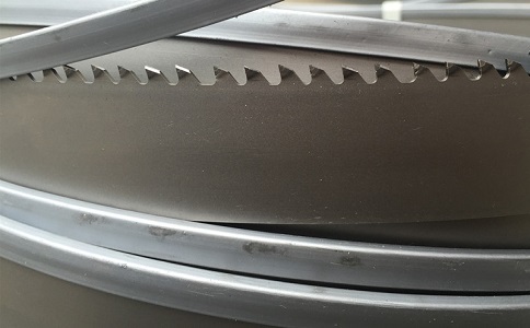 巴南为何在切割硬度高的钛合金材料时需要将带锯条切削液的浓度加高？